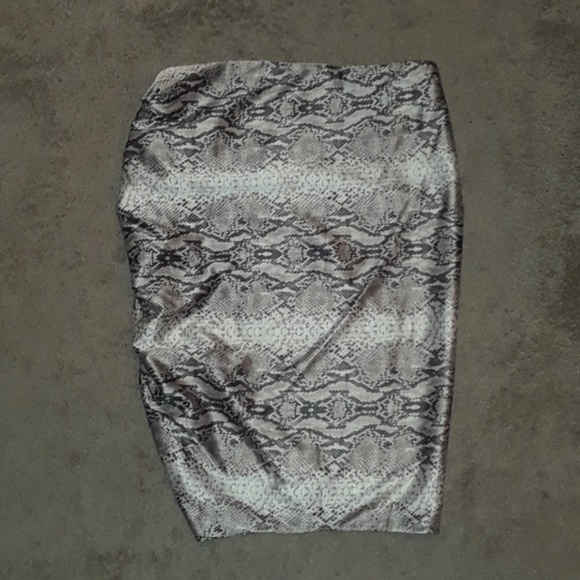 NEW Victorias Secret Silky skirt sz 8 Snake print - Picture 6 of 7